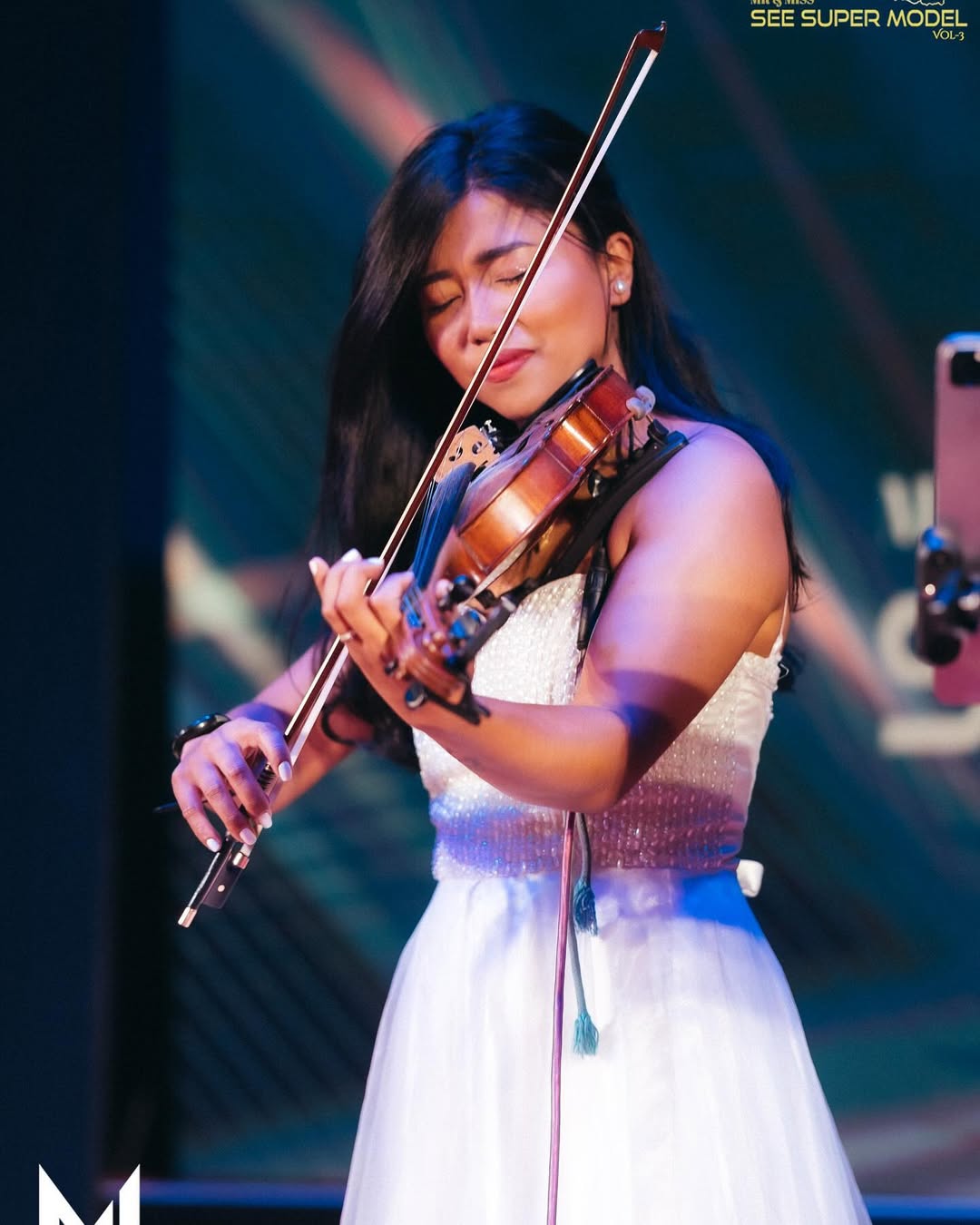 Phoebe Shrestha - Professional violinist portrait